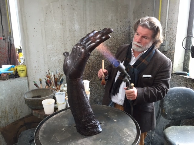 Igor Ustinov travaillant sur sa sculpture "La main"